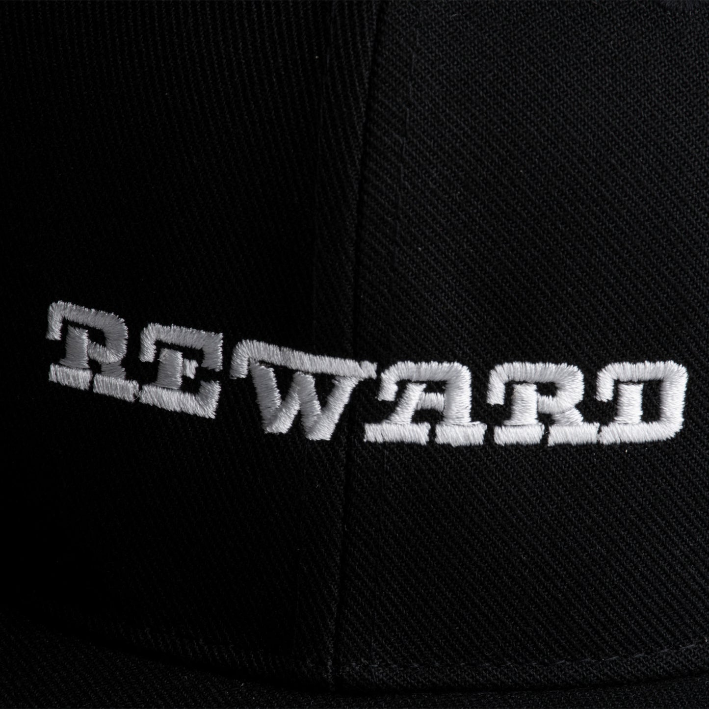 ツバストレートキャップ　ブラック　NEWARD／ニューワード (REWARD)