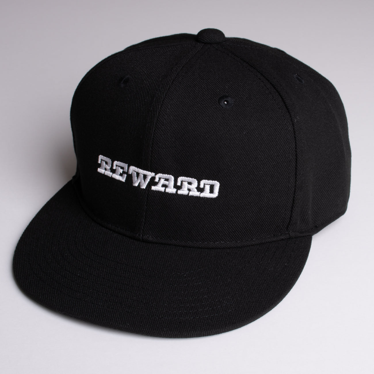 ツバストレートキャップ　ブラック　NEWARD／ニューワード (REWARD)