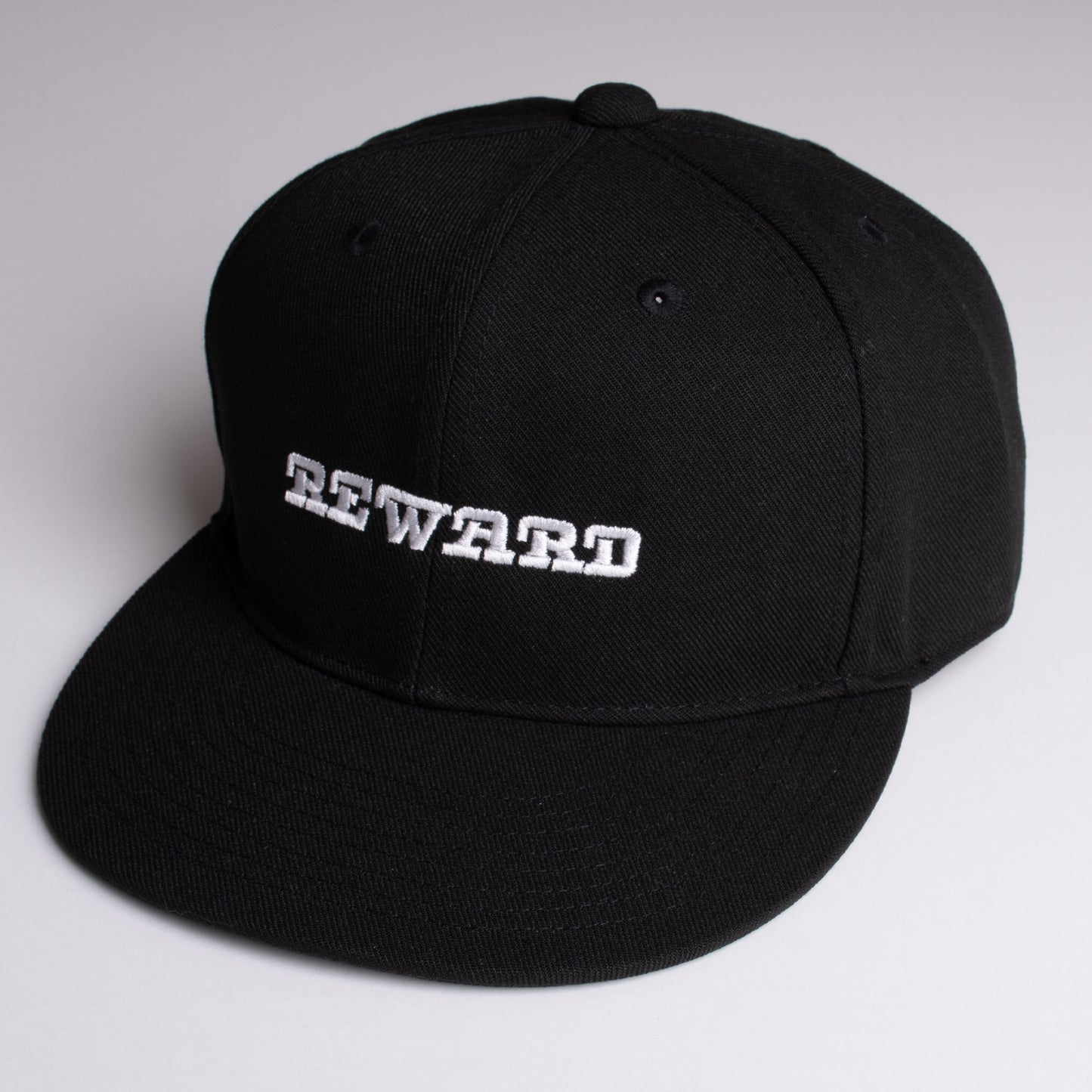 ツバストレートキャップ　ブラック　NEWARD／ニューワード (REWARD)